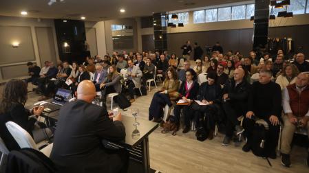 A:    EDUARDO BUXENS 
F:   11   DICIEMBRE  2024
L:   PAMPLONA,  HOTEL TRES REYES
T:  ENCUENTRO DE LA DIRECTORA GENERAL DE VIVIENDA CON EL SECTOR INMOBILIARIO PARA HABLAR DE LAS ZONAS TENSIONADAS . ORGANIZADO POR EL COLEGIO DE AGENTES DE LA PROPIEDAD