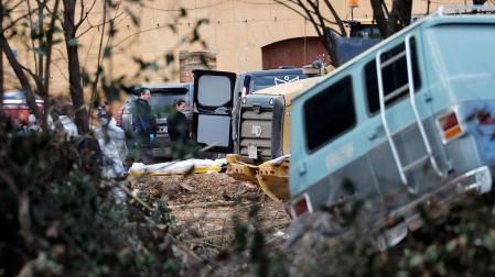Empleados de una funeraria trabajan este jueves en la zona de la localidad valenciana de Paiporta donde efectivos de las Fuerzas Armadas han encontrado el cadáver de una persona