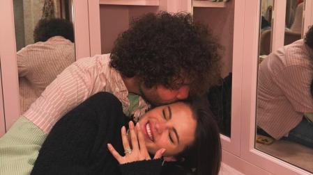 La cantante Selena Gomez se ha comprometido con el productor Benny Blanco