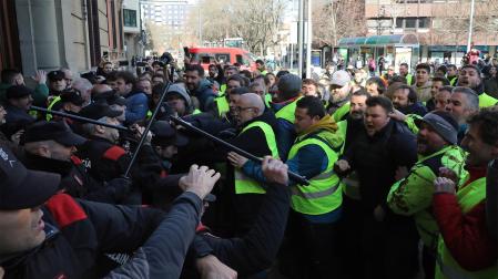 Incidentes protagonizados por agricultores en las puertas del Parlamento de Navarra el pasado mes de marzo