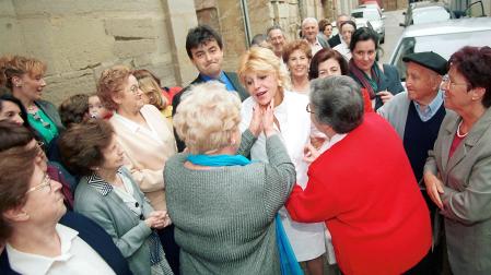 La baronesa fue saluda con cariño por numerosos vecinos de Los Arcos en el año 2000
