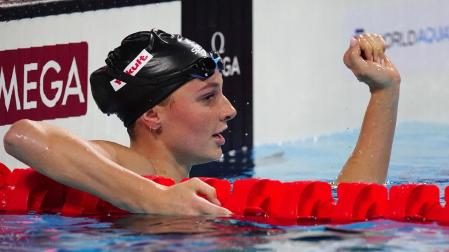 La canadiense Summer McIntosh celebra su victoria