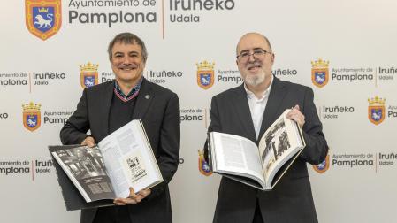 El concejal Mikel Armendáriz y el autor del libro, Carlos Albillo Torres, en la presentación en la Casa Consistorial