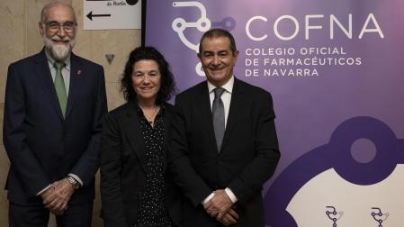 Fernando Domínguez, consejero de Salud; Joaquina Huarte, farmacéutica premiada; y Alberto Mantilla, presidente del Colegio