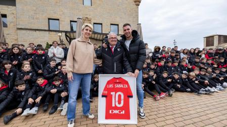Los capitanes de los primeros equipos de Osasuna, Josune Urdániz y Unai García, obsequiaron al presidente Luis Sabalza con una camiseta por sus diez años de mandato