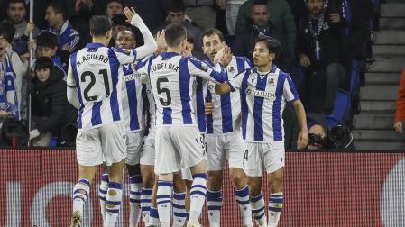 Los jugadores de la Real Sociedad celebran uno de sus goles al Dinamo de Kiev