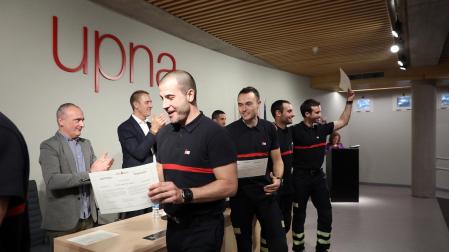 Fotos de la entrega de diplomas a la nueva promoción de bomberos de Navarra, integrada por 53 profesionales que acaban de finalizar el curso de ingreso básico.