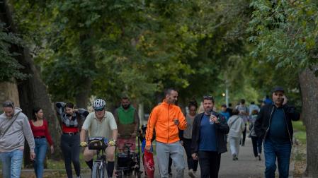 Paseantes en una zona verde de Estella