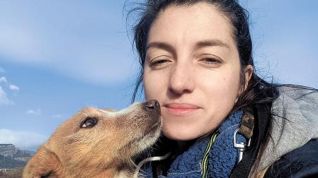 Naruto, con Sara Castells, una de las adoptantes