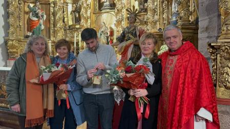 De izquierda a derecha, la alcaldesa, Arantxa Arregi, Resu Etxebeste, Aritz Meoki, Esther Etxebeste y el párroco Juan Zabala.