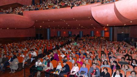 El Teatro Gaztambide de Tudela se llenó durante el XVIII Festival Benéfico de Navidad de la Asociación Española Contra el Cáncer (AECC) en Navarra