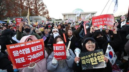 Varias personas piden la destitución del presidente de Corea Sur junto al Parlamento