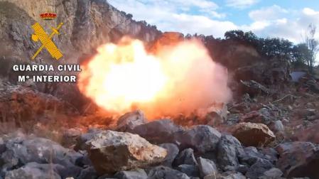 Imagen de una desactivación de uno de los materiales explosivos encontrados