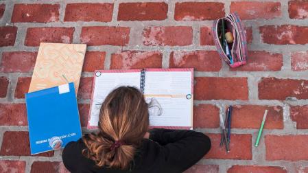 Una chica estudiando para una oposición