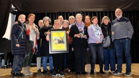 Varios de los voluntarios de la tienda de Comercio Justo Balún Canán de Tudela, con el premio Olentzero 2024 que recibieron este sábado