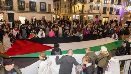 Imagen de la manifestación a su llegada a la plaza de los Fueros de Tudela