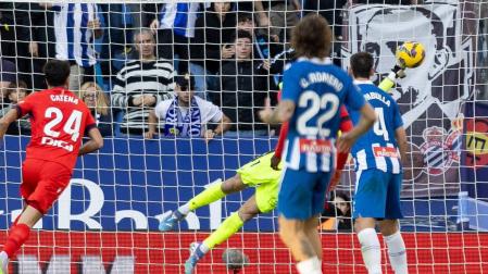 Estirada de Sergio Herrera para detener el balón que se colaba disparado por Pol Lozano