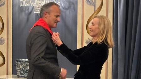 Manuel Piquer recibe el pañuelo rojo de manos de Beatriz Aizpún