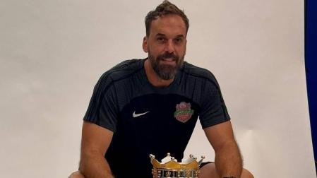 Manolo Almunia, con el trofeo