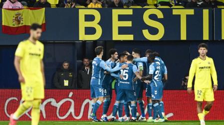 Los jugadores del Betis celebran el gol de Lo Celso