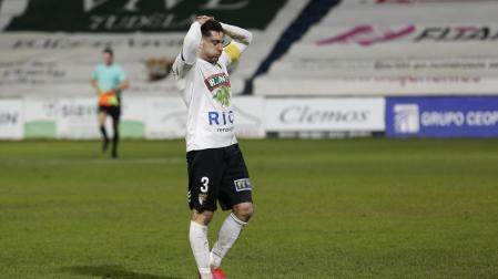 Ramón Riego, jugador del Tudelano, suspira tras el pitido final del árbitro