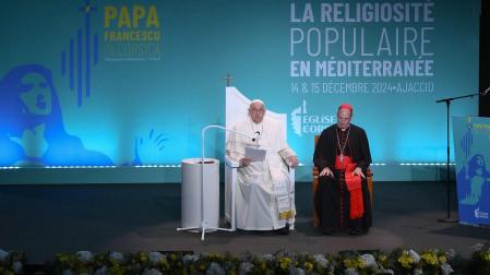 El obispo de Ajaccio, Francisco Javier Bustillo, este domingo junto al papa Francisco en Córcega