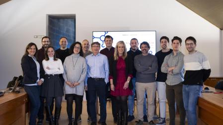 La directora general Garbiñe Basterra, junto a representantes de las empresas participantes.
