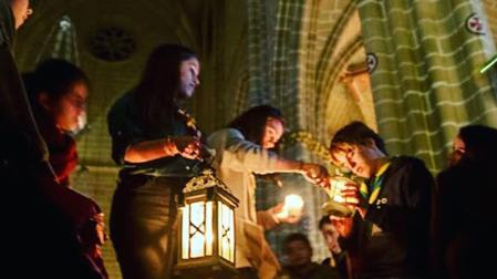 Recepción de la Luz de la Paz de Belén, en la Catedral de Pamplona, en 2023