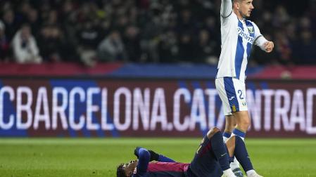 Lamine Yamal se duele en el suelo ante el jugador del Leganés, JavI Hernández /
