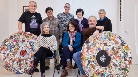 Sentados, de izquierda a derecha: Lola Azparren (@bidari_arte), Ana Araujo (@ana.araujo 100) e Iñaki Cabodevilla (@icabodevilla). De pie y de izquierda a derecha: Aitzol De Carlos (@instaitzol), Blas Campos (@blascamposfoto), Raul Olóriz (@otro_prisma), Analy Castro (@analy_cast_collages) y  Mariaje Pérez, en la sede de la AFCN (Río Urrobi 3).