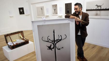Jordi Larroch posa este lunes en la Galería Ormolú con la fotografía que le inspiró la frase escrita en un avión de papel “Volver a casa"