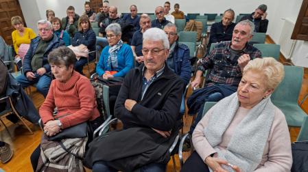 Vecinos asistentes al consejo de barrio celebrado en la casa de cultura de Estella