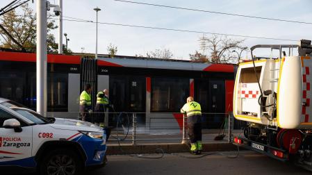 Una menor ha muerto este martes en Zaragoza al ser arrollada por un tranvía a la altura de la parada del estadio de La Romareda, frente al hospital Miguel Servet, según ha informado el ayuntamiento
