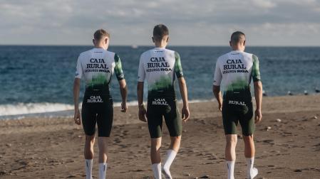 Tres corredores del equipo Caja Rural-RGA, en la concentración de Almuñecar copn la ropa de 2025.