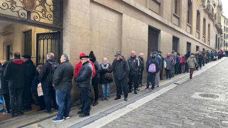 Largas colas para recoger el calendario municipal 2025 en los aledaños del ayuntamiento