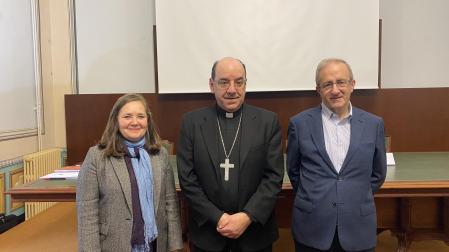 Katya Palafox Gómez, Monseñor Florencio Roselló y Luis Javier Fortún Pérez de Ciriza en la presentación del Jubileo 2025 en Navarra
