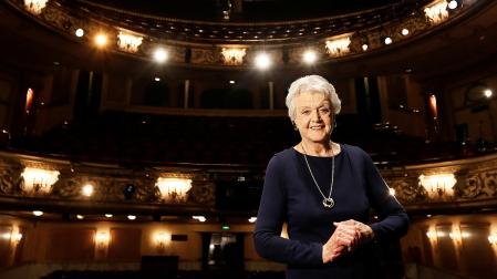 La actriz Angela Lansbury posa en el teatro Gielgud Theatre tras una conferencia en enero de 2014 /