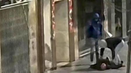 Momento del robo tras dejar inconsciente a la víctima