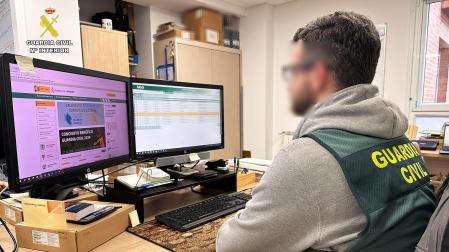 Un agente de la Guardia Civil trabaja con su ordenador para esclarecer delitos informáticos /