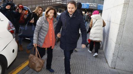 Natalia Figueroa llega junto a su nieta, Manuela Arenzana, y su hijo Manuel Martos al hospital San Carlos para visitar a Raphael este miércoles 18 de diciembre /
