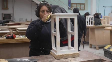Farolillos de madera pintada y coronas navideñas con piñas se han confeccionado en los talleres de los centros municipales de formación
