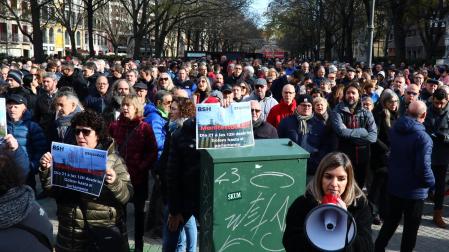 Manifestación de empleados de BSH ante el Parlamento de Navarra./