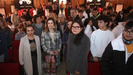 Liz Ivett Meléndez (izda.) y Clea Yenipher (gafas), con representantes intitucionales, a su llegada al salón del centro