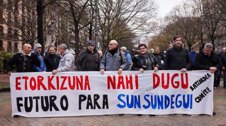 Cabecera de la marcha de trabajadores de Sunsundegui ante el Parlamento de Navarra /
