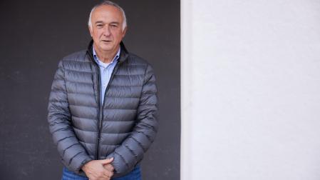 En 'Relatos de un mundo extraño', el autor mezcla temas como el amor o el oficio de escribir con una fuerte crítica social y política.