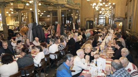 En la comida navideña en el Café Iruña han participado 86 comensales, 69 de ellos residentes de los apartamentos para mayores