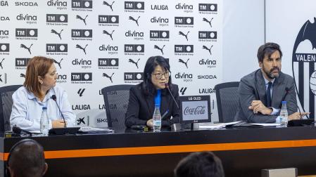 La presidenta del Valencia CF, Layhoon Chan, en rueda de prensa junto a director corporativo Javier Solís y la directora financiera Inma Ibáñez

REMITIDA / HANDOUT por VALENCIA CF

Fotografía remitida a medios de comunicación exclusivamente para ilustrar la noticia a la que hace referencia la imagen, y citando la procedencia de la imagen en la firma

19/12/2024