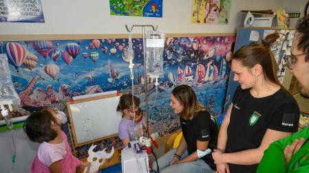 Fotos de la visita del Helvetia Anaitasuna al Hospital Universitario de Navarra./