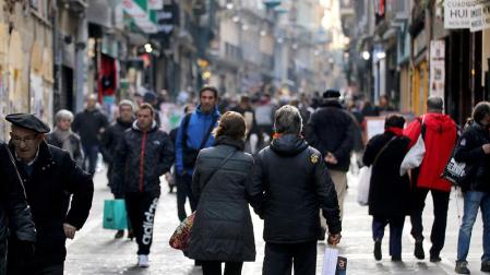 Varias personas, en una calle comercial del centro de Pamplona