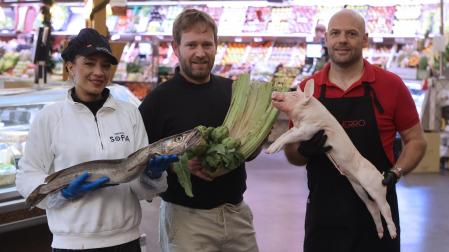 Fabiola de la Rosa Espinal (Pescadería Sofía), Javier Bermejo Garcés (Frutas y Verduras Bermejo) y Jaime Erroz Erburu (Carnicería Yerro), en el Mercado del Ensanche
